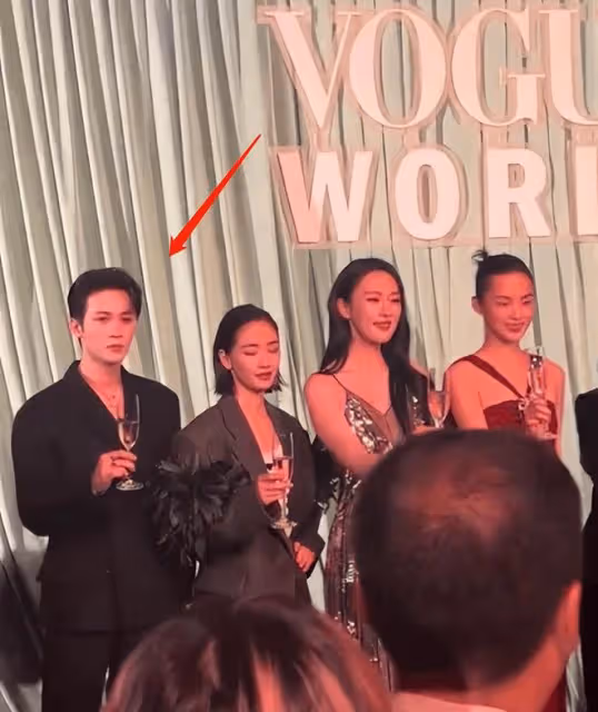 VOGUE女明星紅毯:孫怡豪放,周冬雨乾癟,娜扎擠出腋下贅肉