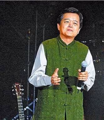 黃大城重病硬撐7天,最後一夜「30親友唱民歌相伴左右」離去 ,自歎「我是公務員歌手,從一而終」趙樹海不捨:他年紀最小