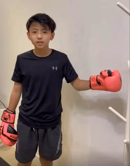 張柏芝曬12歲次子「帥照變化大」!已經長了小鬍子,五官像極謝霆鋒