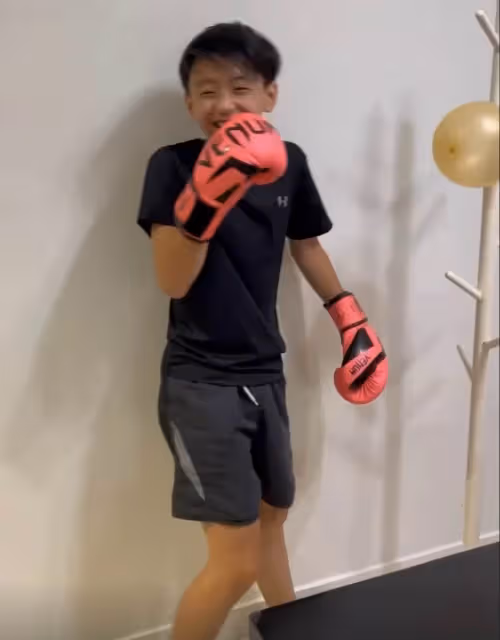 張柏芝曬12歲次子「帥照變化大」!已經長了小鬍子,五官像極謝霆鋒