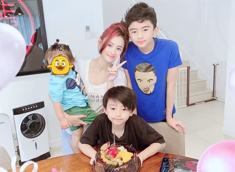 張柏芝曬12歲次子「帥照變化大」!已經長了小鬍子,五官像極謝霆鋒