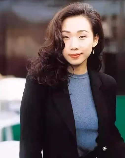 林憶蓮23歲女兒李喜兒近照引熱議!用絲巾做肚兜大膽前衛,電眼似老媽復製粘貼,才華橫溢似老爸李宗盛,網贊:自信的女孩最美麗