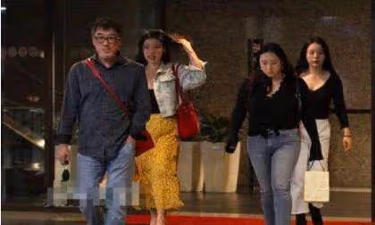 林憶蓮23歲女兒李喜兒近照引熱議!用絲巾做肚兜大膽前衛,電眼似老媽復製粘貼,才華橫溢似老爸李宗盛,網贊:自信的女孩最美麗