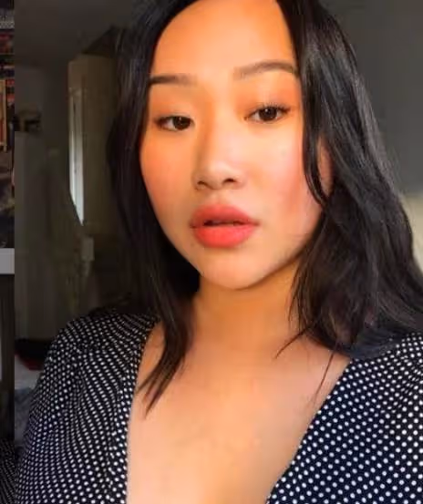 林憶蓮23歲女兒李喜兒近照引熱議!用絲巾做肚兜大膽前衛,電眼似老媽復製粘貼,才華橫溢似老爸李宗盛,網贊:自信的女孩最美麗