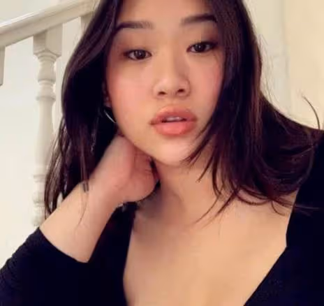 林憶蓮23歲女兒李喜兒近照引熱議!用絲巾做肚兜大膽前衛,電眼似老媽復製粘貼,才華橫溢似老爸李宗盛,網贊:自信的女孩最美麗