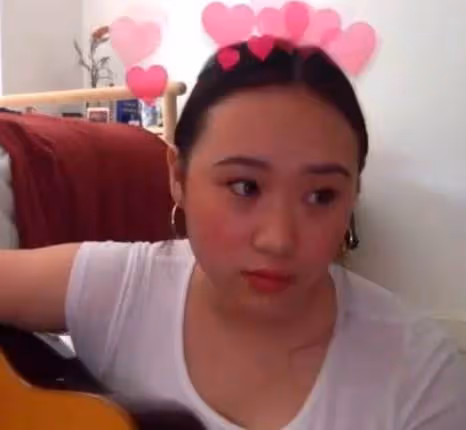 林憶蓮23歲女兒李喜兒近照引熱議!用絲巾做肚兜大膽前衛,電眼似老媽復製粘貼,才華橫溢似老爸李宗盛,網贊:自信的女孩最美麗