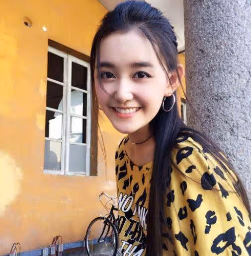 她螢屏初吻被「吳磊」奪走,很多網友都等她長大,果然沒讓人失望