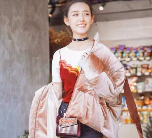 她螢屏初吻被「吳磊」奪走,很多網友都等她長大,果然沒讓人失望