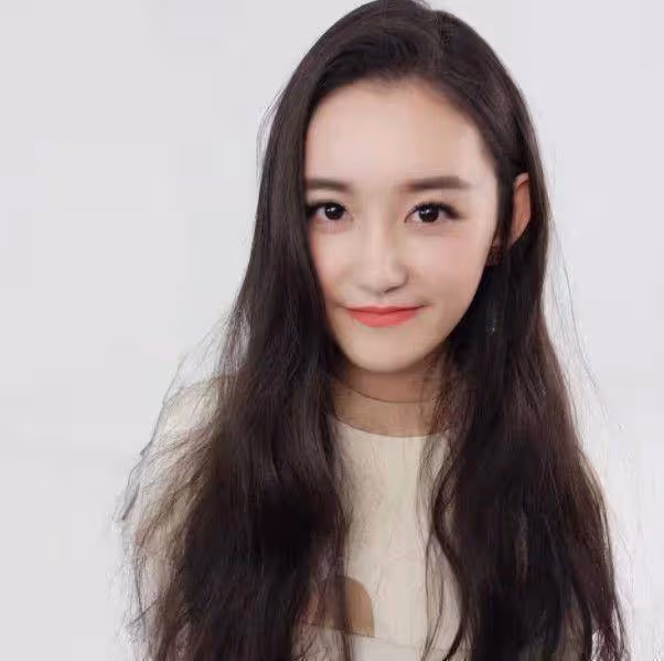 她螢屏初吻被「吳磊」奪走,很多網友都等她長大,果然沒讓人失望