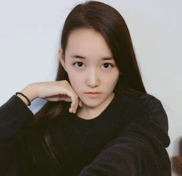 她螢屏初吻被「吳磊」奪走,很多網友都等她長大,果然沒讓人失望