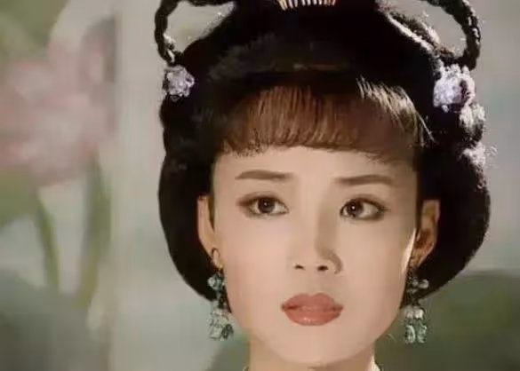曾美貌不輸劉曉慶,待繼子視如己出,如今一家四口都是演員