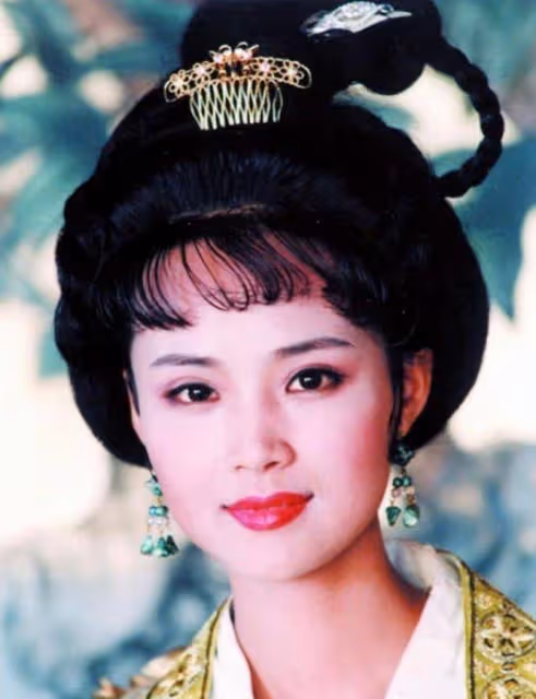 曾美貌不輸劉曉慶,待繼子視如己出,如今一家四口都是演員