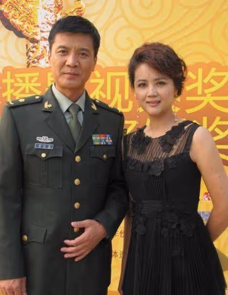 曾美貌不輸劉曉慶,待繼子視如己出,如今一家四口都是演員