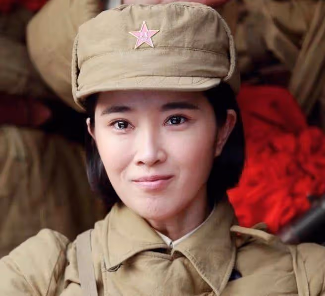 曾美貌不輸劉曉慶,待繼子視如己出,如今一家四口都是演員