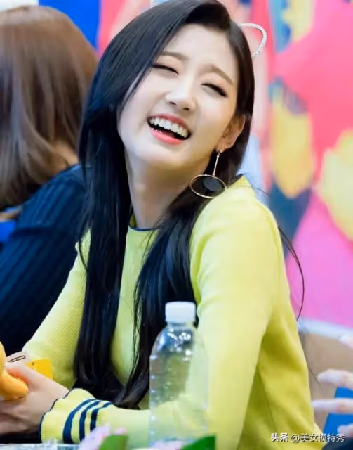 清純氣質美女,韓國女團成員,鄭藝仁(Jeong YeIn)的出道人生