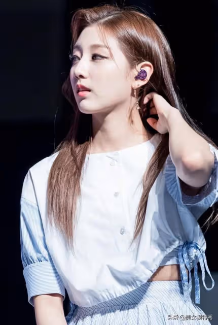 清純氣質美女,韓國女團成員,鄭藝仁(Jeong YeIn)的出道人生