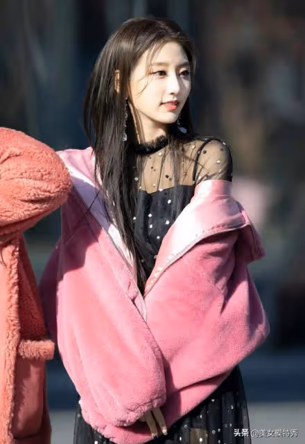清純氣質美女,韓國女團成員,鄭藝仁(Jeong YeIn)的出道人生