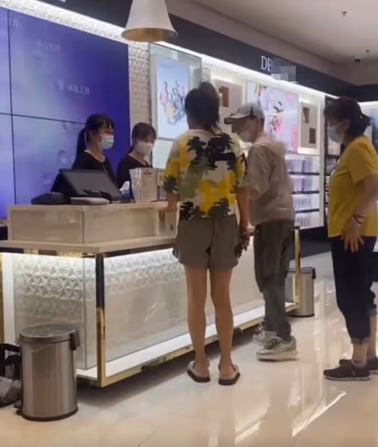 宋丹丹買護膚品被偶遇!指揮店員拿貨氣場足,店裡一瓶面霜賣1萬