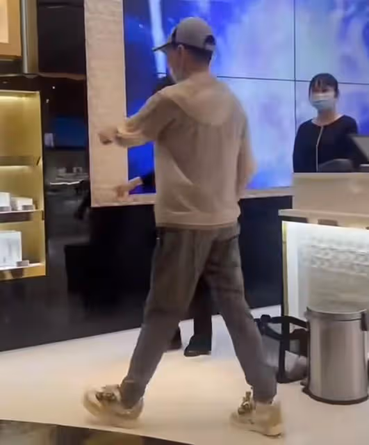 宋丹丹買護膚品被偶遇!指揮店員拿貨氣場足,店裡一瓶面霜賣1萬