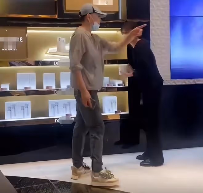 宋丹丹買護膚品被偶遇!指揮店員拿貨氣場足,店裡一瓶面霜賣1萬