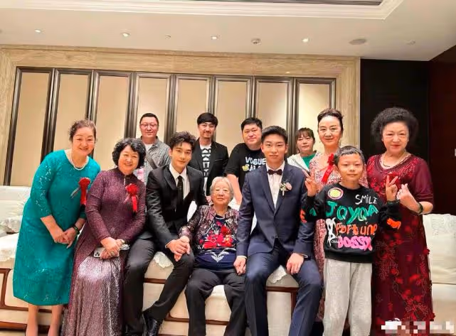 青島最壕婚禮現場富麗堂皇，親姑姑是黃曉明母親，新娘氣質似明星