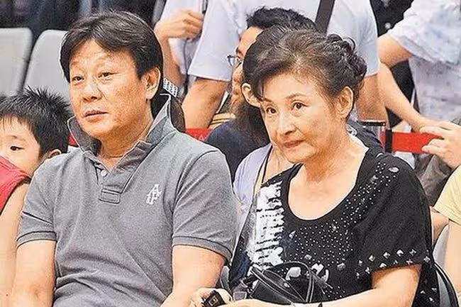 ​坐擁雙妻！寇世勳兩個妻子和諧背後「全靠我樓上樓下來回跑」　原配掌管財政大權：三個人的婚姻「都沒有贏家」