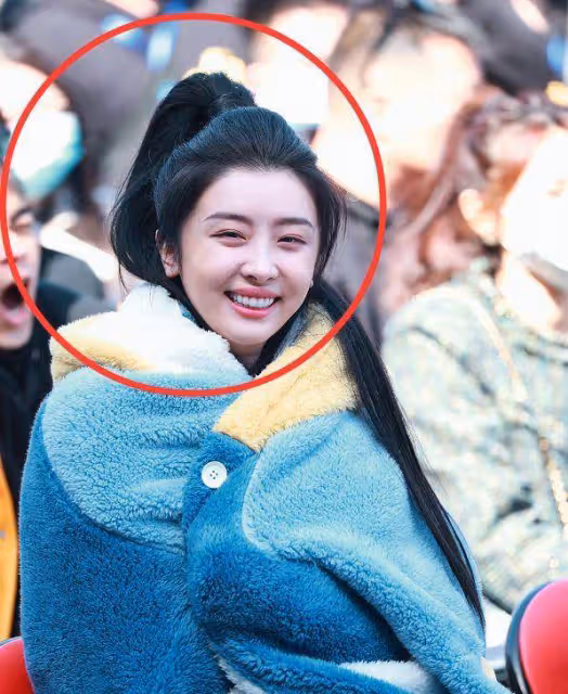 趙小棠現身新劇開機，和高顏值女配同框，演員和女團成員的差距