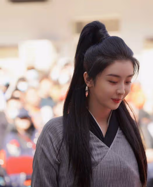 趙小棠現身新劇開機，和高顏值女配同框，演員和女團成員的差距