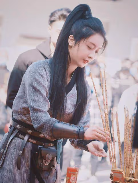 趙小棠現身新劇開機，和高顏值女配同框，演員和女團成員的差距