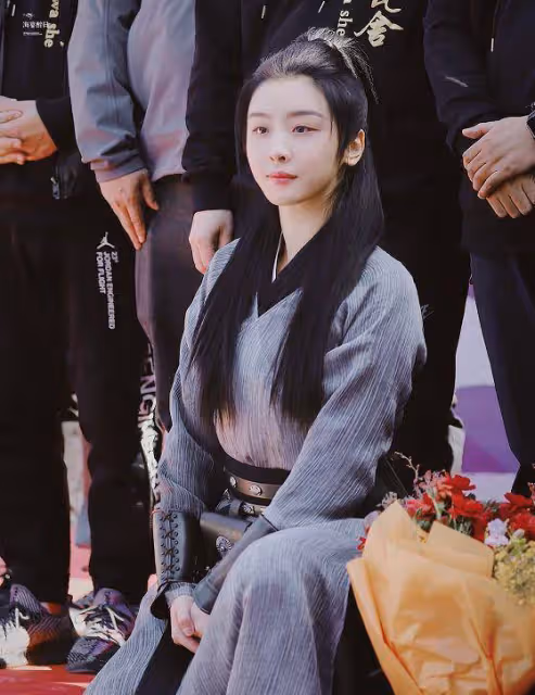 趙小棠現身新劇開機，和高顏值女配同框，演員和女團成員的差距