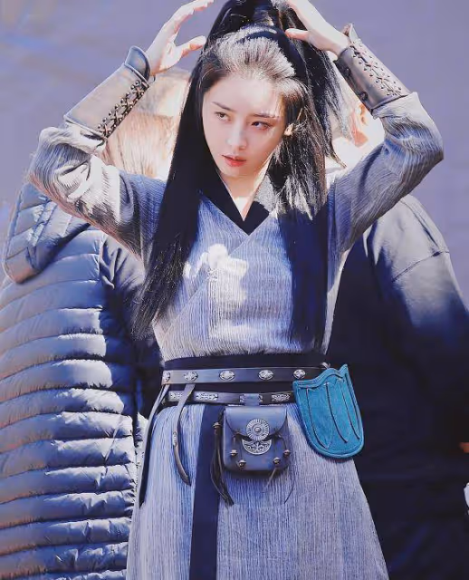 趙小棠現身新劇開機，和高顏值女配同框，演員和女團成員的差距