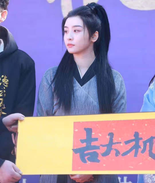 趙小棠現身新劇開機，和高顏值女配同框，演員和女團成員的差距