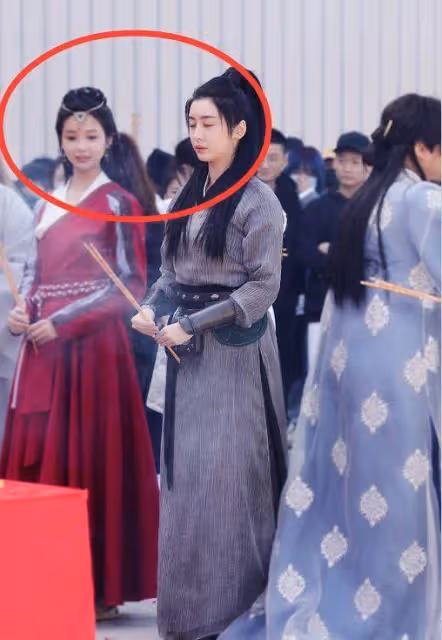 趙小棠現身新劇開機，和高顏值女配同框，演員和女團成員的差距