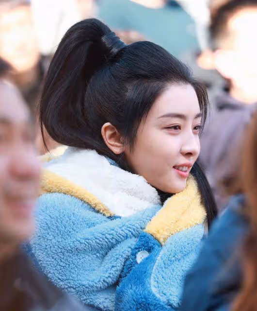 趙小棠現身新劇開機，和高顏值女配同框，演員和女團成員的差距
