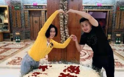 趙海燕曬與老公親密照，兩個人在戲裡隔著一輩，22歲兒子顏值爆表