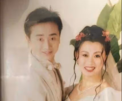 趙海燕曬與老公親密照，兩個人在戲裡隔著一輩，22歲兒子顏值爆表
