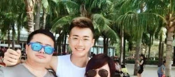 趙海燕曬與老公親密照，兩個人在戲裡隔著一輩，22歲兒子顏值爆表