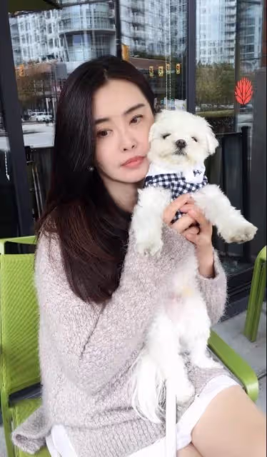 55歲王祖賢溫哥華被偶遇!獨自一人遛狗,皮膚白皙溫柔似少女,網贊:真養眼