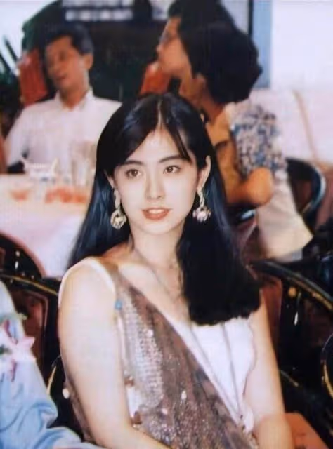 55歲王祖賢溫哥華被偶遇!獨自一人遛狗,皮膚白皙溫柔似少女,網贊:真養眼