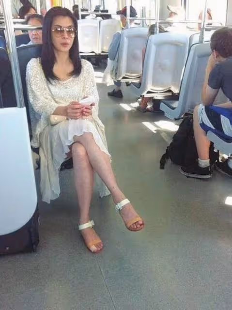 55歲王祖賢溫哥華被偶遇!獨自一人遛狗,皮膚白皙溫柔似少女,網贊:真養眼