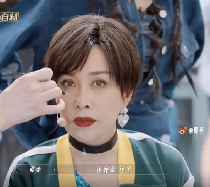 劉嘉玲星封面撞臉那英　網：不是同一個人嗎？