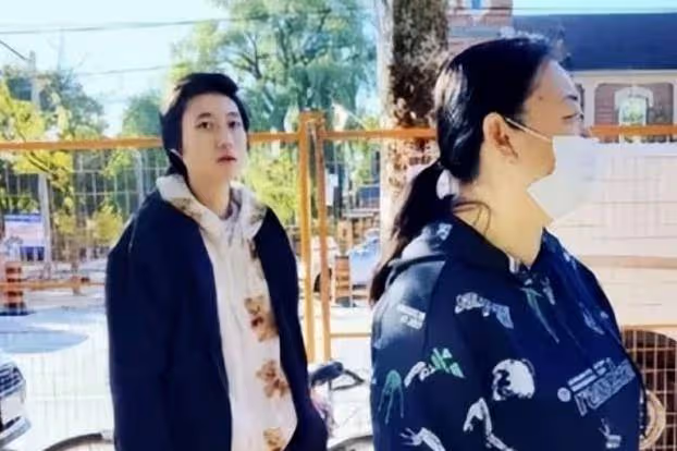 吳卓林國外領救濟食物，穿得像個流浪漢，生活過得很心酸