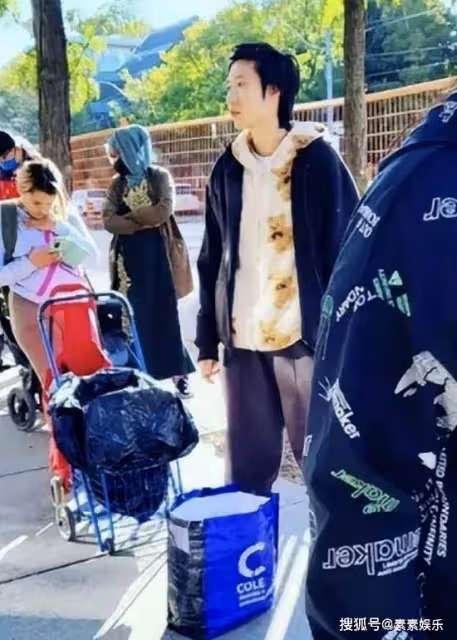 吳卓林國外領救濟食物,穿得像個流浪漢,生活過得很心酸