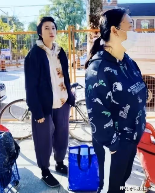 吳卓林國外領救濟食物,穿得像個流浪漢,生活過得很心酸