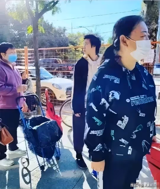 吳卓林國外領救濟食物,穿得像個流浪漢,生活過得很心酸
