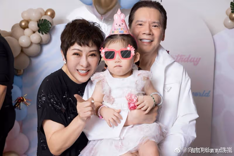 向太點贊「老公遠離」動態,疑似默認郭碧婷和向佐的夫妻危機