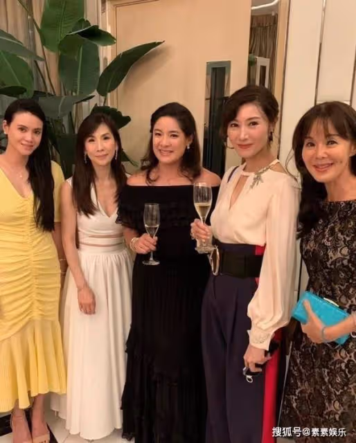 李嘉欣疑似舊病未痊癒,戴監測手錶在古堡內用餐,整個人瘦了一圈