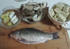 豆腐蘑菇燉鯽魚