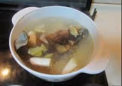 豆腐蘑菇燉鯽魚