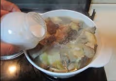 豆腐蘑菇燉鯽魚